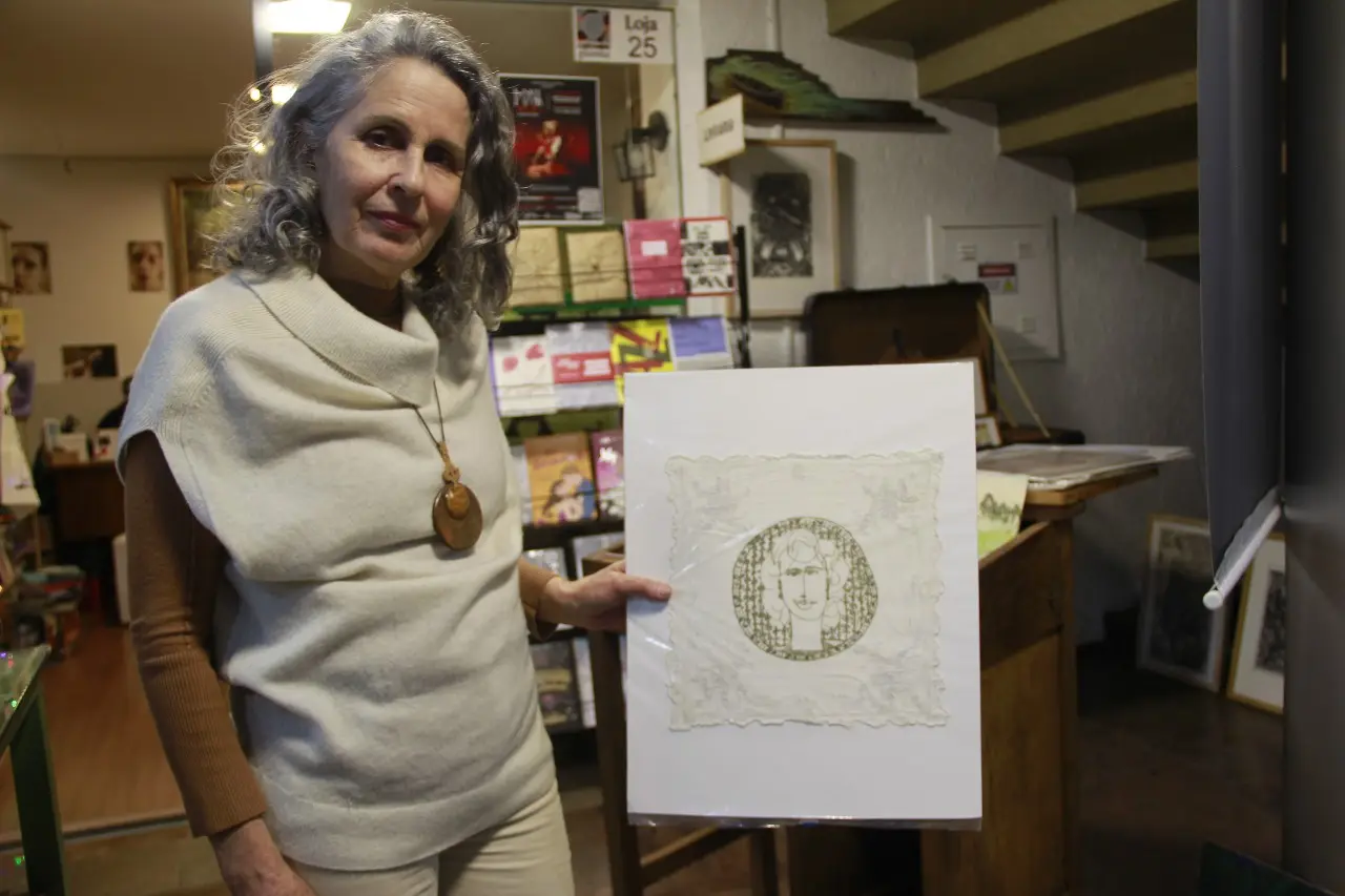 Do enxoval da bisavó ao pincel: artista transforma memória em arte