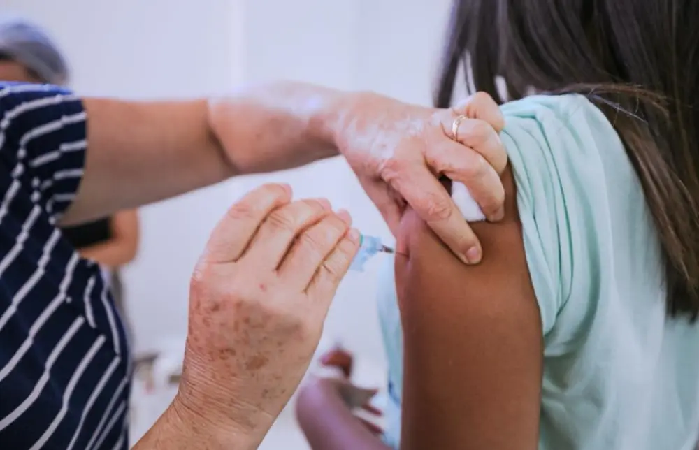 Vacinação contra dengue tem locais ampliados em Poços