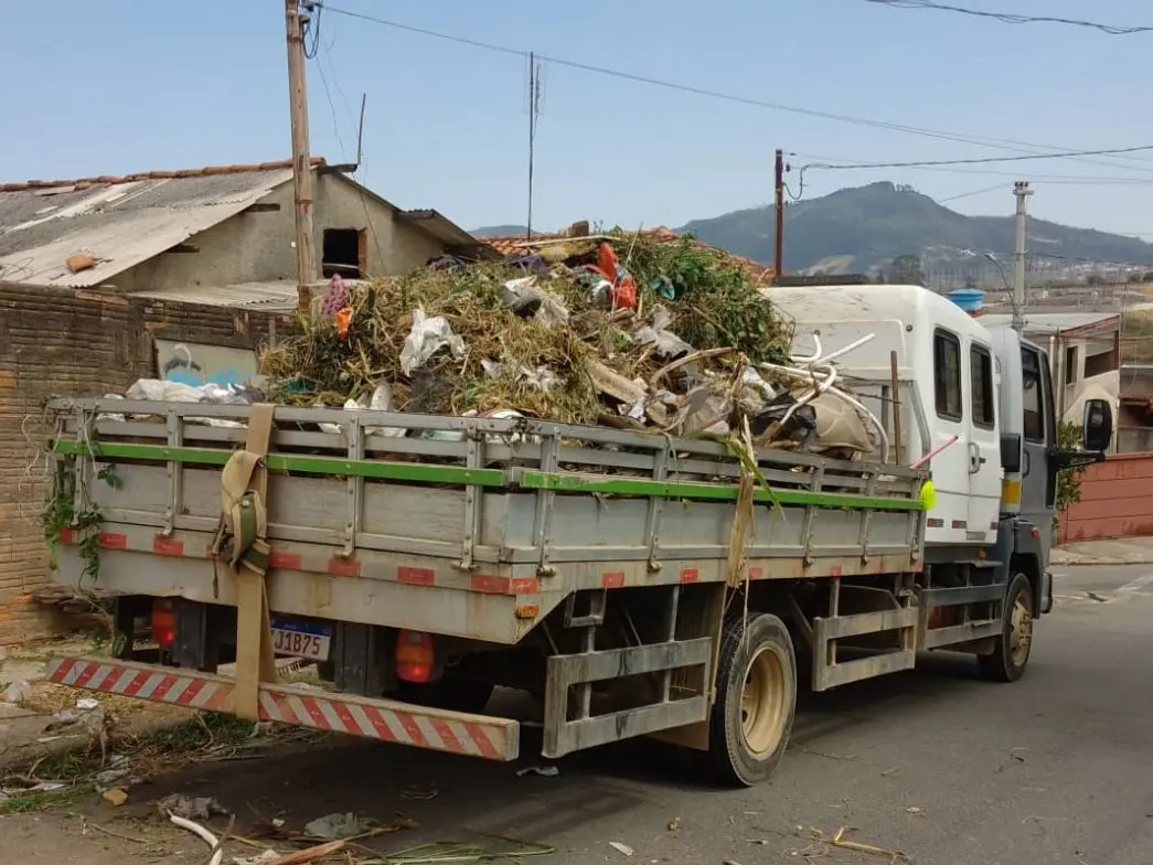 Imóvel abandonado e acúmulo de lixo