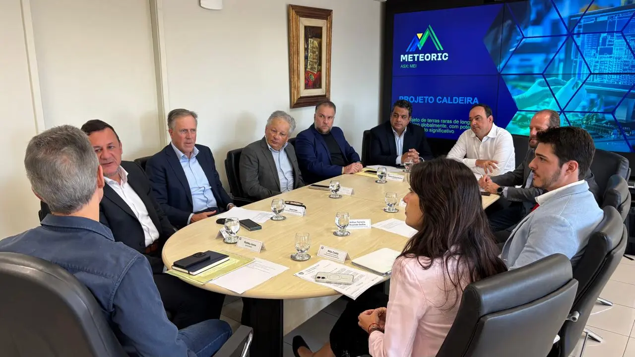 Prefeito de Poços participa de reunião sobre terras raras com governo de Minas