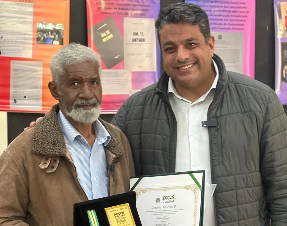 Prefeito concede a Comenda Dom Pedro II ao jornalista Roberto Tereziano