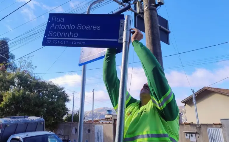 Ruas de Poços recebem instalação de novas placas de nomenclatura