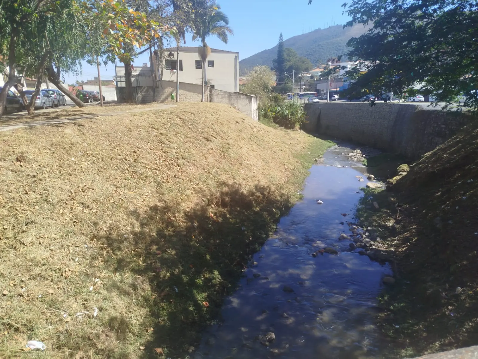Ribeirões e córregos de Poços passam por limpeza