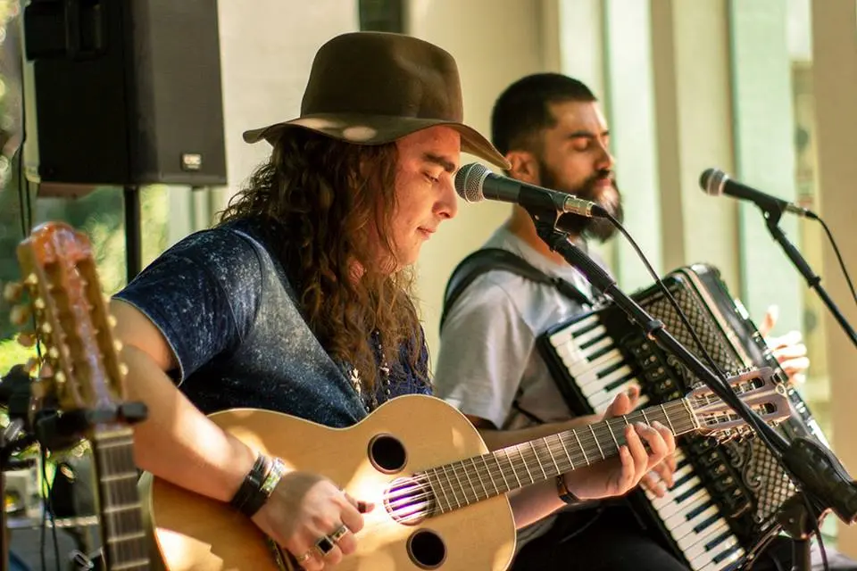 Show Viola & Acordeom marca início da Feira de Orgânicos em Poços
