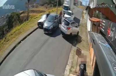 Câmera de segurança registra grave acidente no bairro Monte Verde