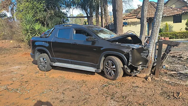 Mulher dorme ao volante e provoca acidente