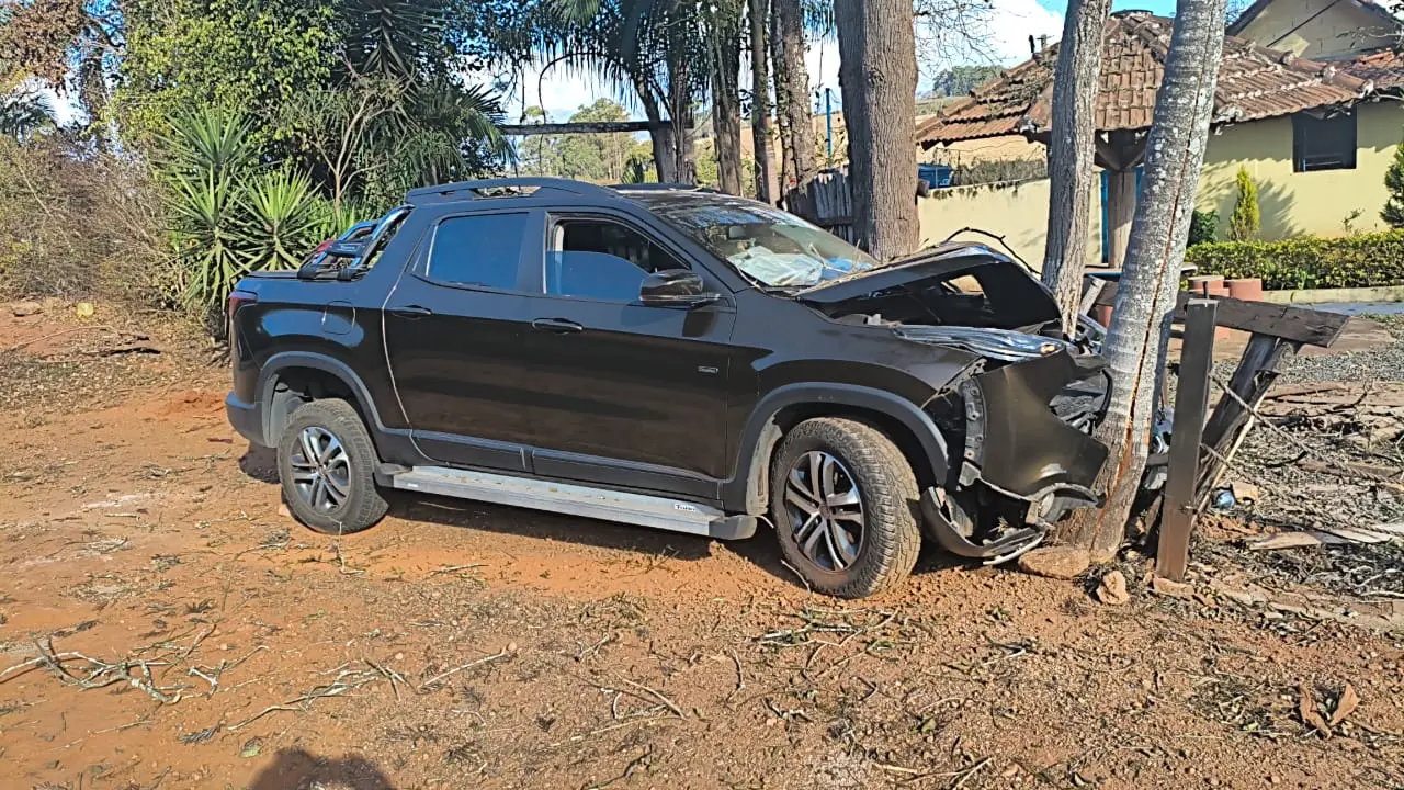 Mulher dorme ao volante e provoca acidente
