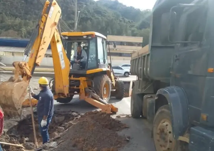 Rompimento de adutora deixa bairros sem água nesta segunda-feira em Poços