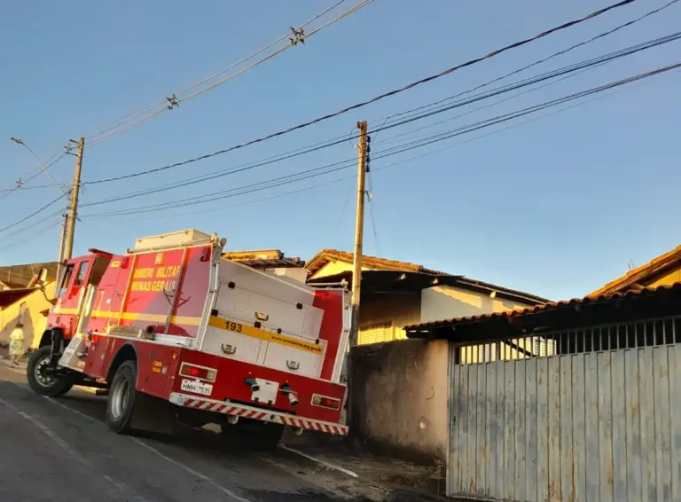 Bombeiros controlam incêndio em casa ocupada por usuário de drogas em Andradas