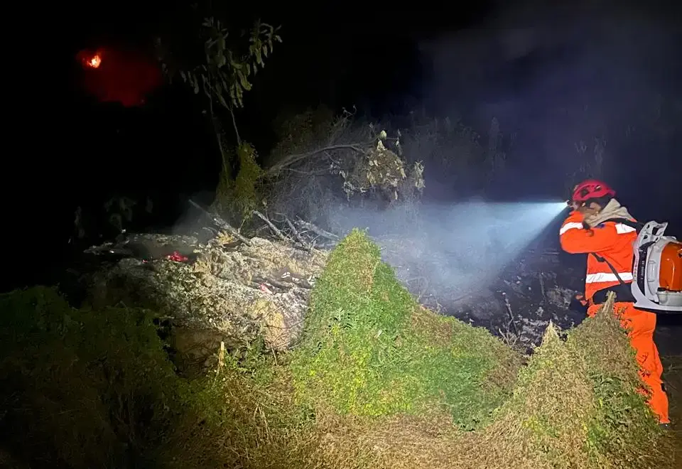 ANDRADAS | Bombeiros combatem incêndio em plantação de café