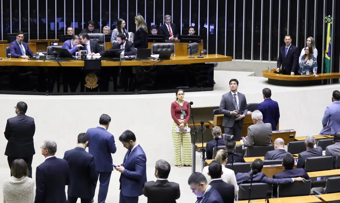 Câmara dos deputados aprova projeto contra adultização de crianças nas redes sociais