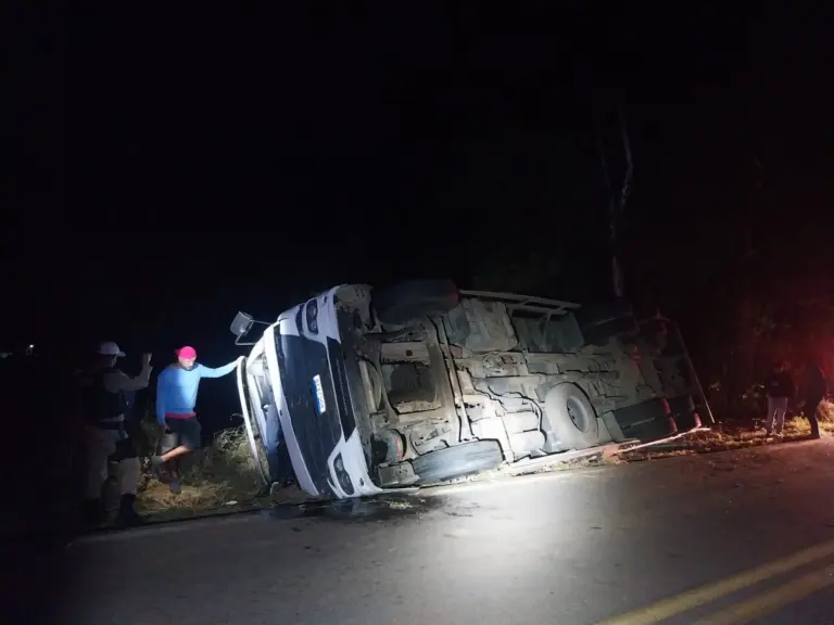 Caminhão carregado com cervejas tomba após ultrapassagem irregular em Itajubá