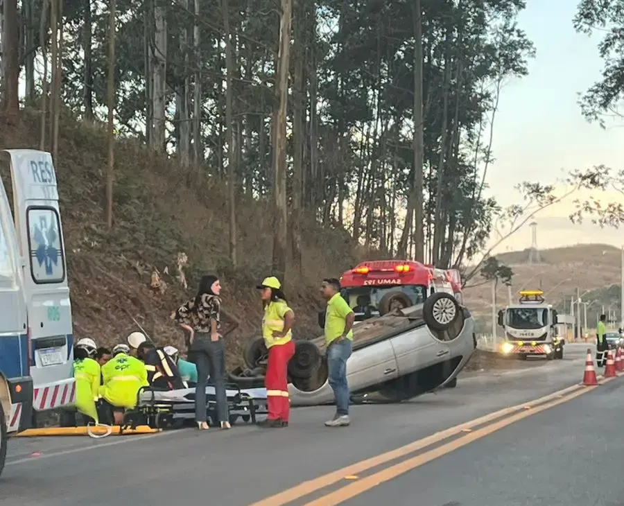 Um motorista de 31 anos escapou ileso após capotar o veículo na tarde desta segunda-feira (25) na rodovia LMG 877, rodovia do contorno, em Poços de Caldas.