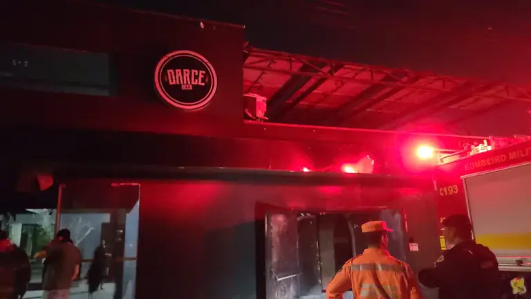 Incêndio atinge casa de show em MG; imagens mostram criminoso iniciando o fogo