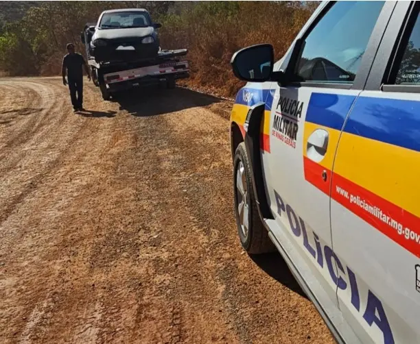 PM encontra veículo "depenado" na zona sul de Poços