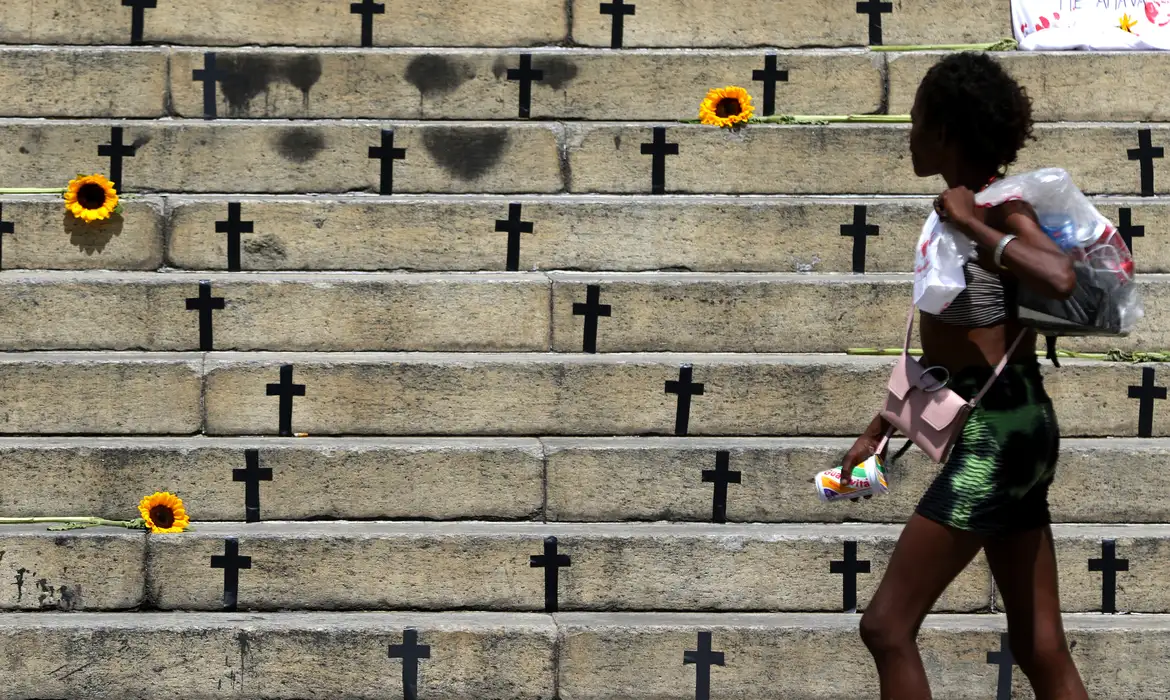 Casos de feminicídio por arma de fogo aumentam no país