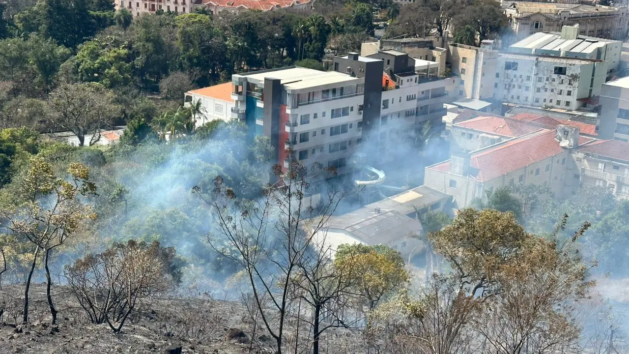 Queimadas continuam mobilizando bombeiros; prefeitura alerta para riscos e pede apoio da população