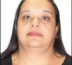Mulher acusada de envenenar cinco filhos chega a Minas após ser extraditada