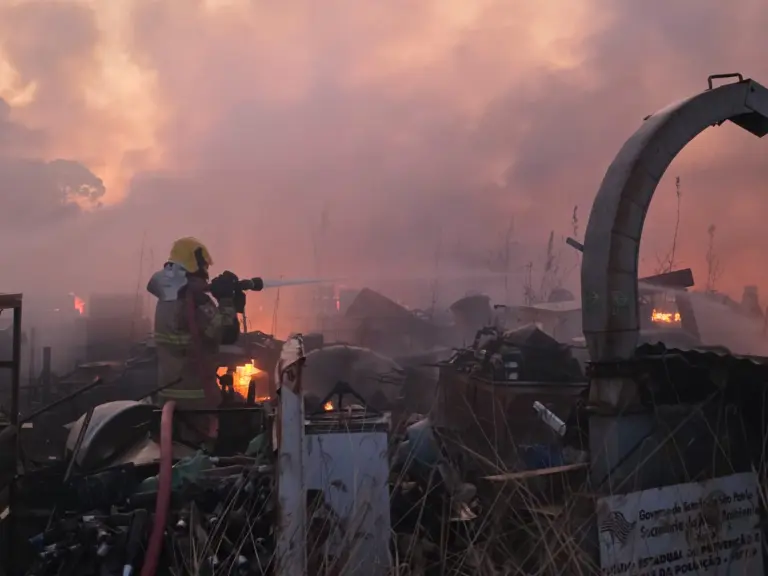 Incêndio atinge ferro-velho em Guaxupé