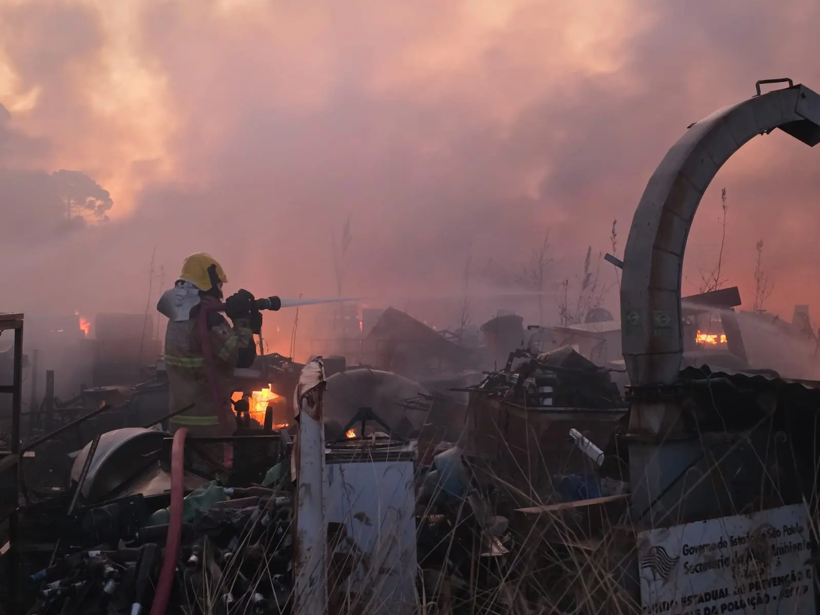 Incêndio atinge ferro-velho em Guaxupé