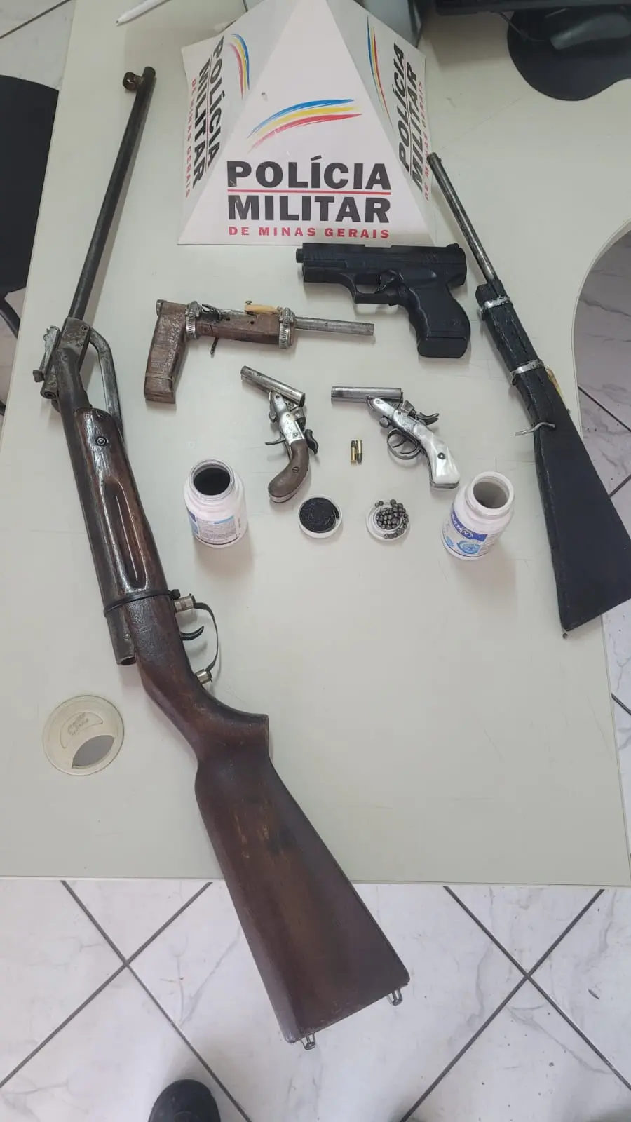 Homem de 81 anos é preso por porte ilegal de arma em Poços