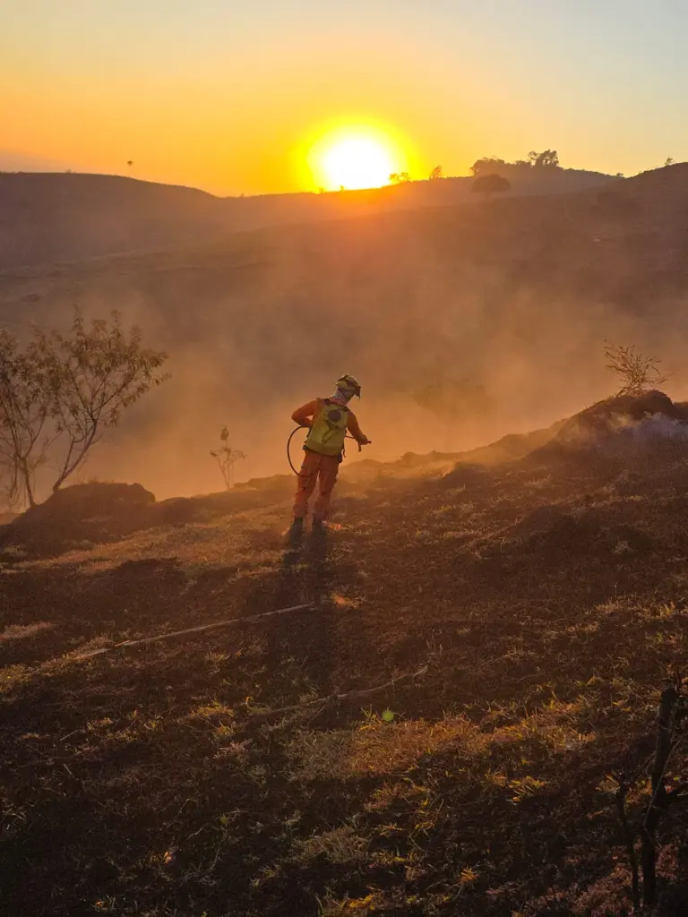 Depois de 3 dias, incêndio próximo à Cascata das Antas ainda mobiliza bombeiros
