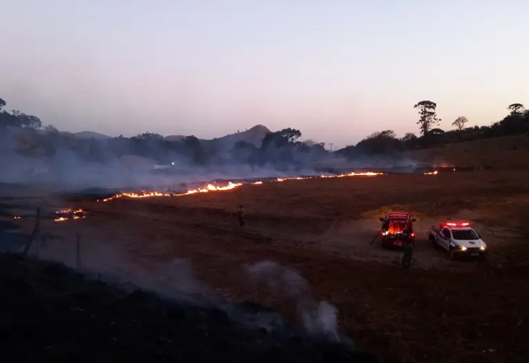 Incêndio no Marco Divisório mobiliza brigadistas e bombeiros e ameaça moradores