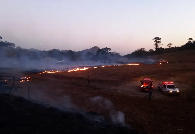Incêndio no Marco Divisório mobiliza brigadistas e bombeiros e ameaça moradores
