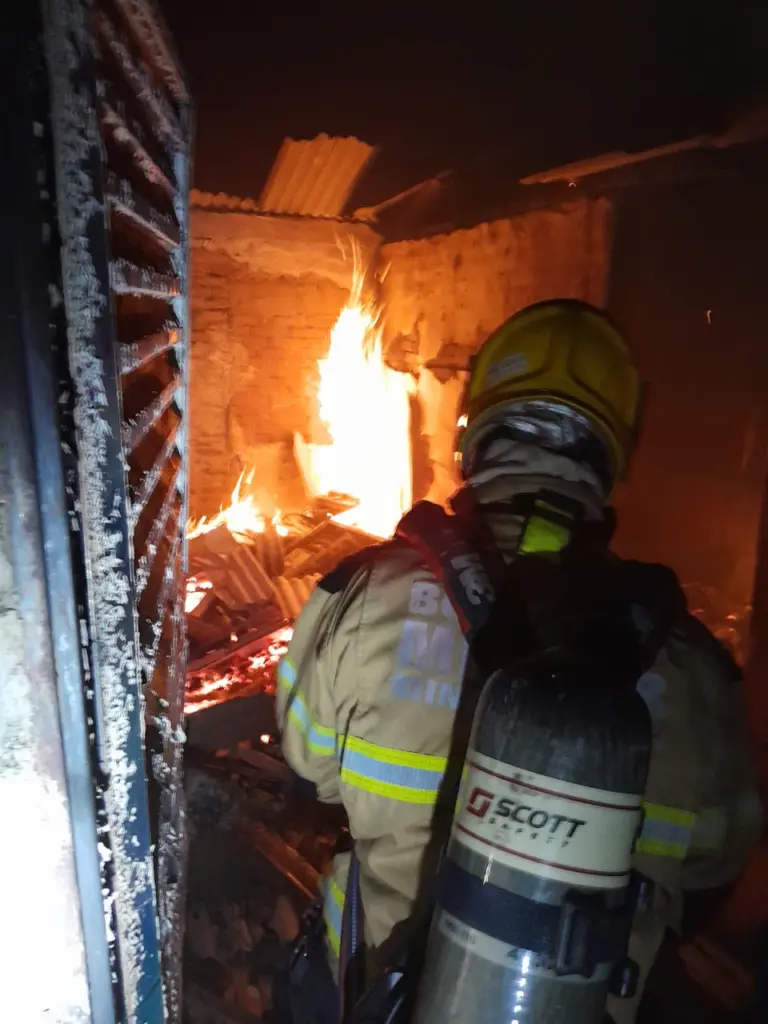 Incêndio deixa homem intoxicado em Santa Rita de Caldas