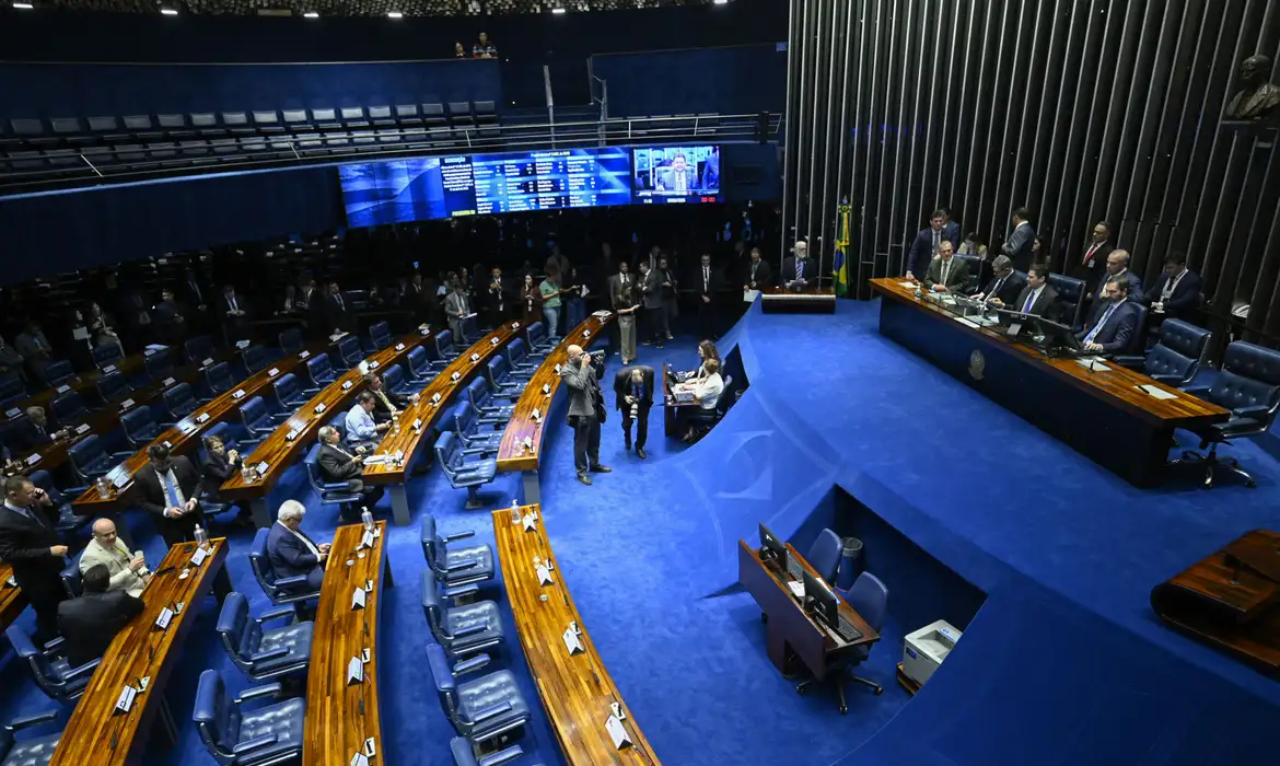 Senado aprova isenção de IR para quem ganha até dois salários mínimos