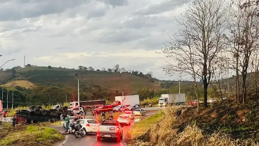 Acidente na MG-179 deixa motorista morto e seis feridos em Machado