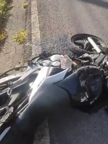Acidente entre moto e carro causa engavetamento e deixa feridos na avenida Mansur Frayha