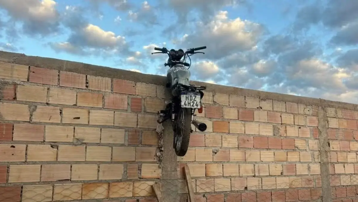 MG | Adolescentes deixam moto pendurada em muro durante assalto