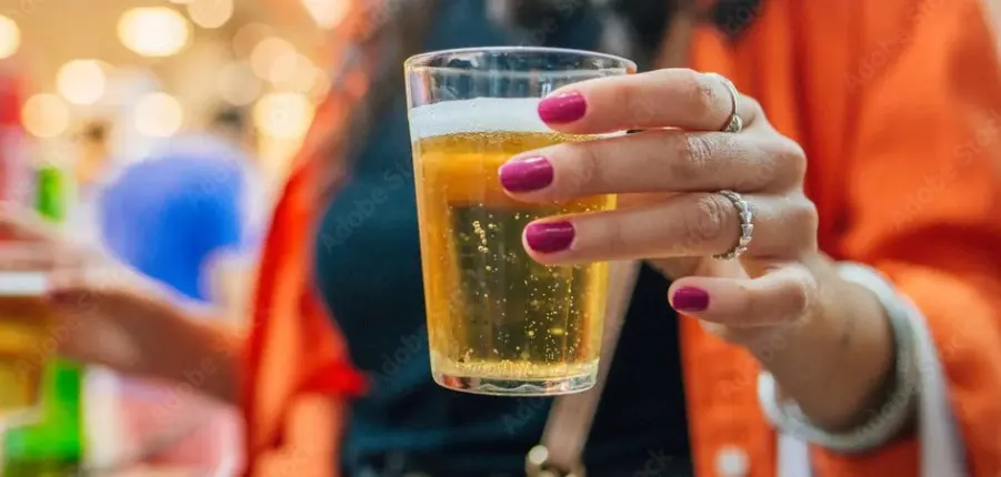 Estudo da UFMG aponta aumento do consumo abusivo de álcool entre mulheres no Brasil