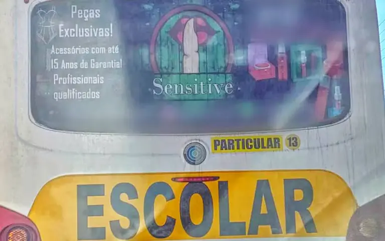 Ônibus escolar com propaganda erótica causa polêmica no sul de Minas