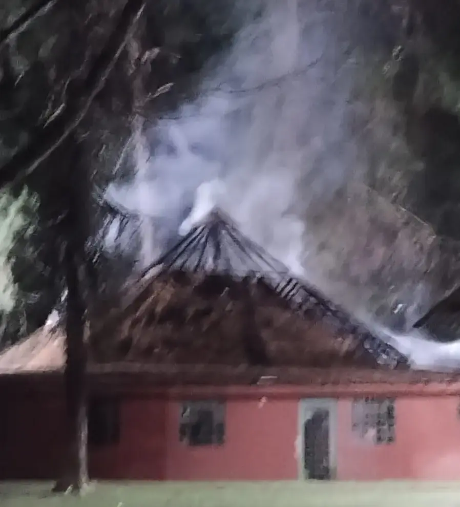 Bombeiros combatem incêndio em quiosque do Parque Ecológico
