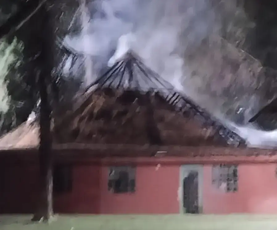 Bombeiros combatem incêndio em quiosque do Parque Ecológico