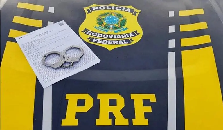 MG | Foragido há mais de 10 anos por homicídio é preso ao pedir informações para a PRF