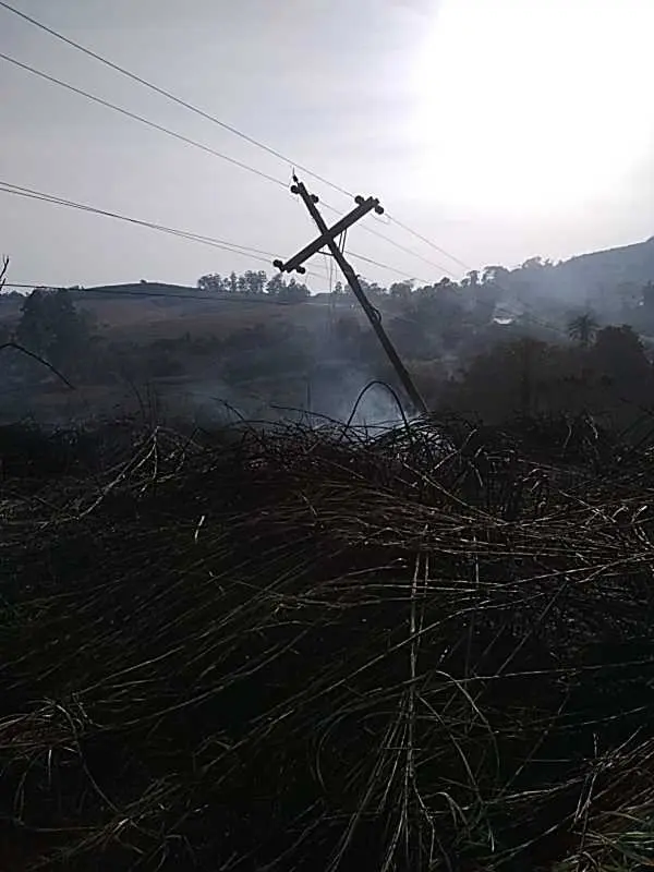 Queimada danifica rede elétrica e deixa consumidores sem energia em Poços de Caldas