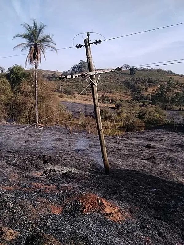 Queimada danifica rede elétrica e deixa consumidores sem energia em Poços de Caldas