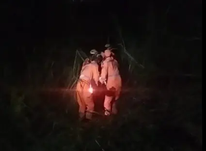 Bombeiros resgatam idoso após queda em ribeirão de Varginha