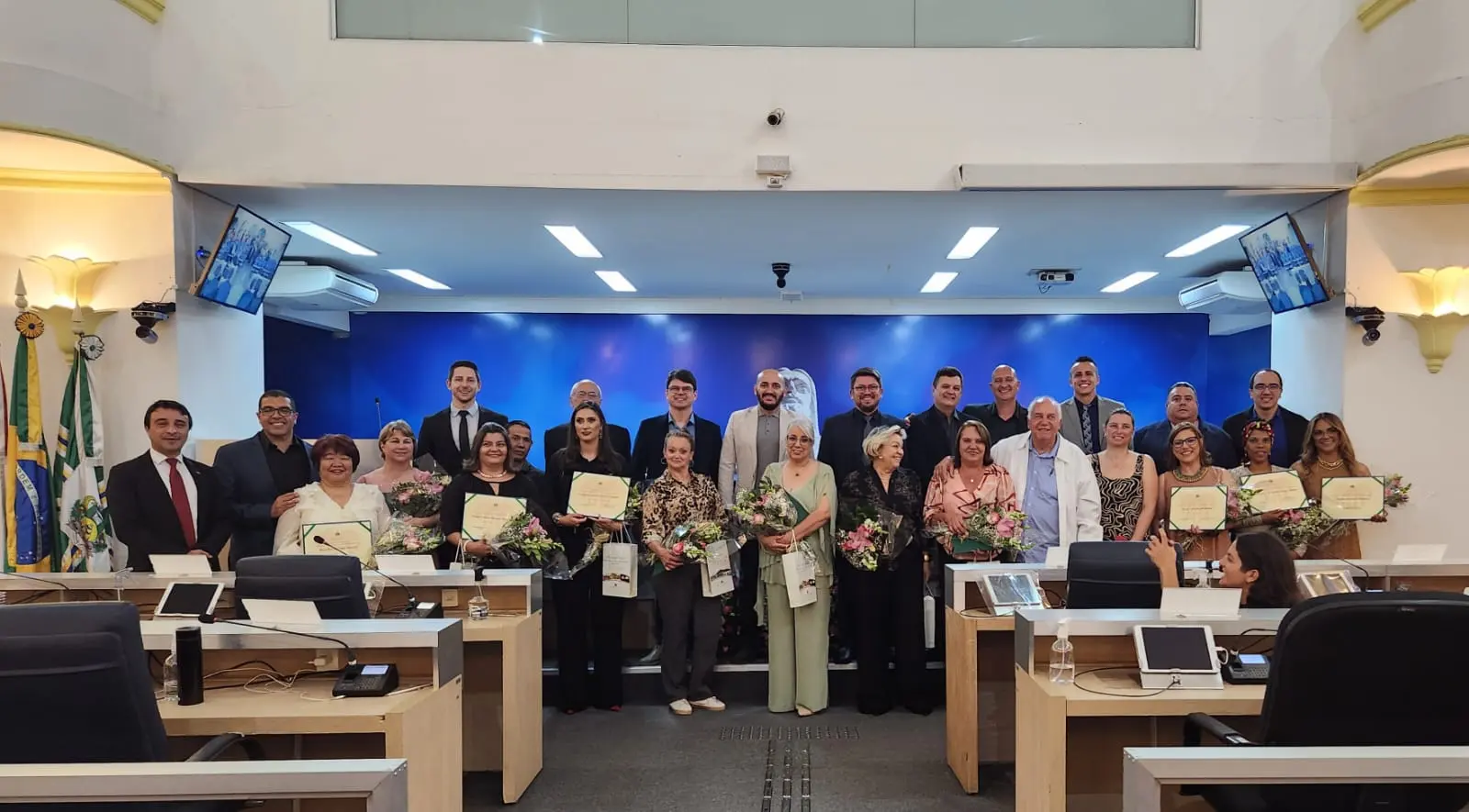 Voluntários recebem Diploma Jacques Rodrigues de Carvalho em homenagem da Câmara