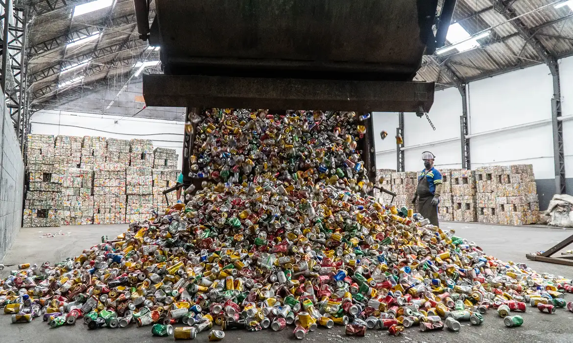 Brasil recicla 97,3% das latinhas de alumínio em 2024