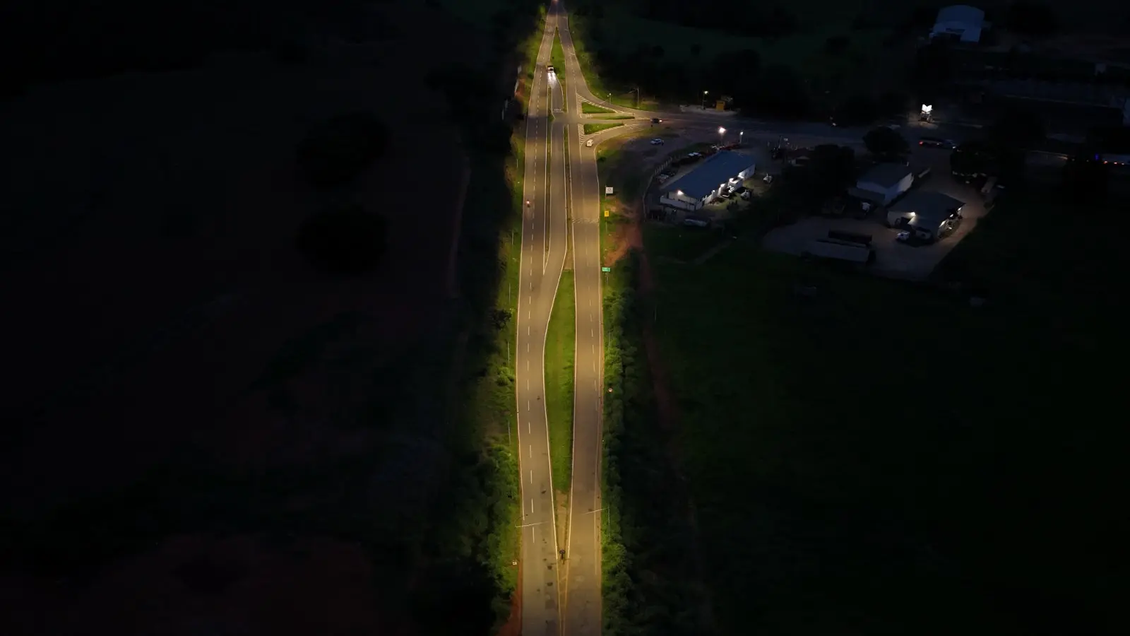 Trevos iluminados reduzem acidentes nas rodovias do sul de Minas