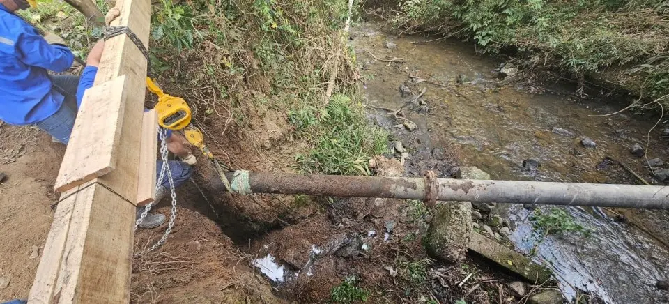 DMAE atende requerimento legislativo e repara tubulação rompida na zona leste