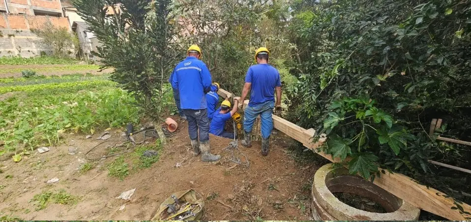 DMAE atende requerimento legislativo e repara tubulação rompida na zona leste