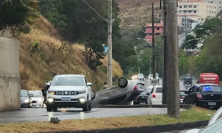 Veículo tomba em avenida de Poços de Caldas