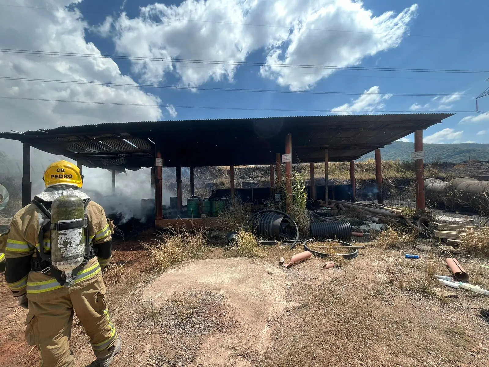 Bombeiros controlam incêndio que ameaçou animais e depósitos de combustível; um homem foi preso