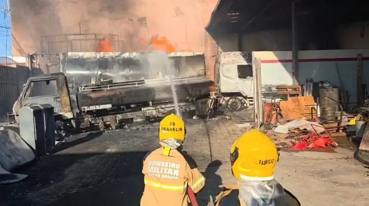 MG | Incêndio de caminhão-tanque com 12 mil litros de gasolina mobiliza bombeiros e evacua área