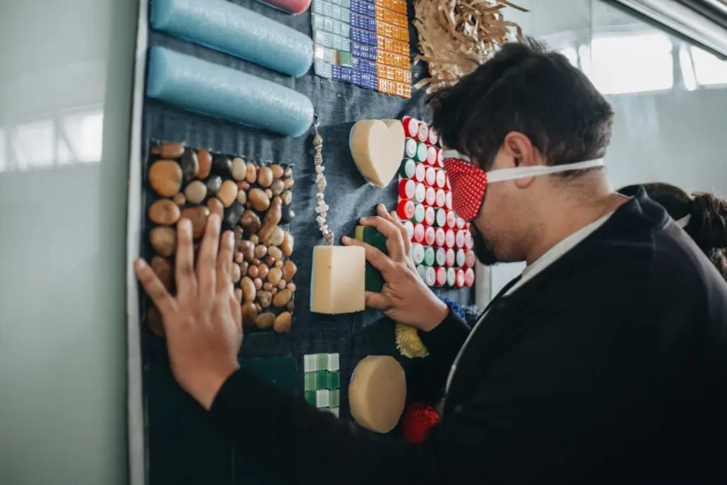 AADV realiza atividades sensoriais na praça nesta quinta-feira